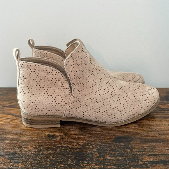 Dr. Scholl's Rate Wide Comfort Ankle Booties Putty Perforated Microfiber Wns 6 W - Picture 3 of 11